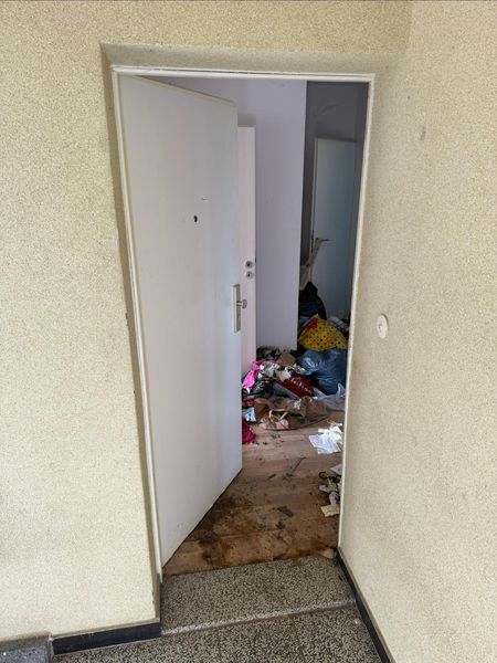 Eingang & Flur vor der Räumung